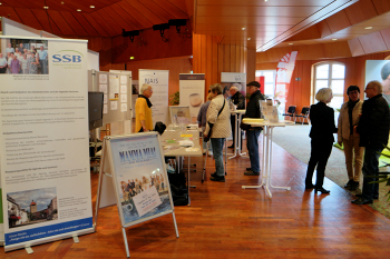 Gemeinsamer Stand des Seniorenrats Stadt Bruchsal und NAIS Neues Altern in der Stadt. Klicken Sie.