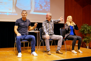 Henning Fritz (l.), Ulrich Konrad und Jennifer Loosemore bringen die Messebesucher in Schwung.