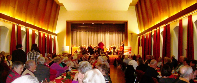 Seniorennachmittag 2010 im Saal der Hofpfarrei. Foto Volker Falkenstein