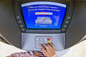 Sicherheit am Bankautomat. Klicken Sie.