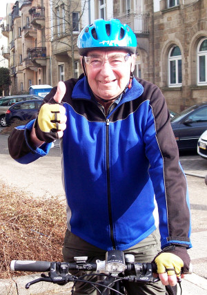 Sicherheit: Schutzhelm beim Radfahren. Klicken Sie.