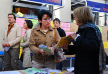 Annemarie Lebert erlutert den Wegweiser. Klicken Sie, um das Bild zu vergrern.